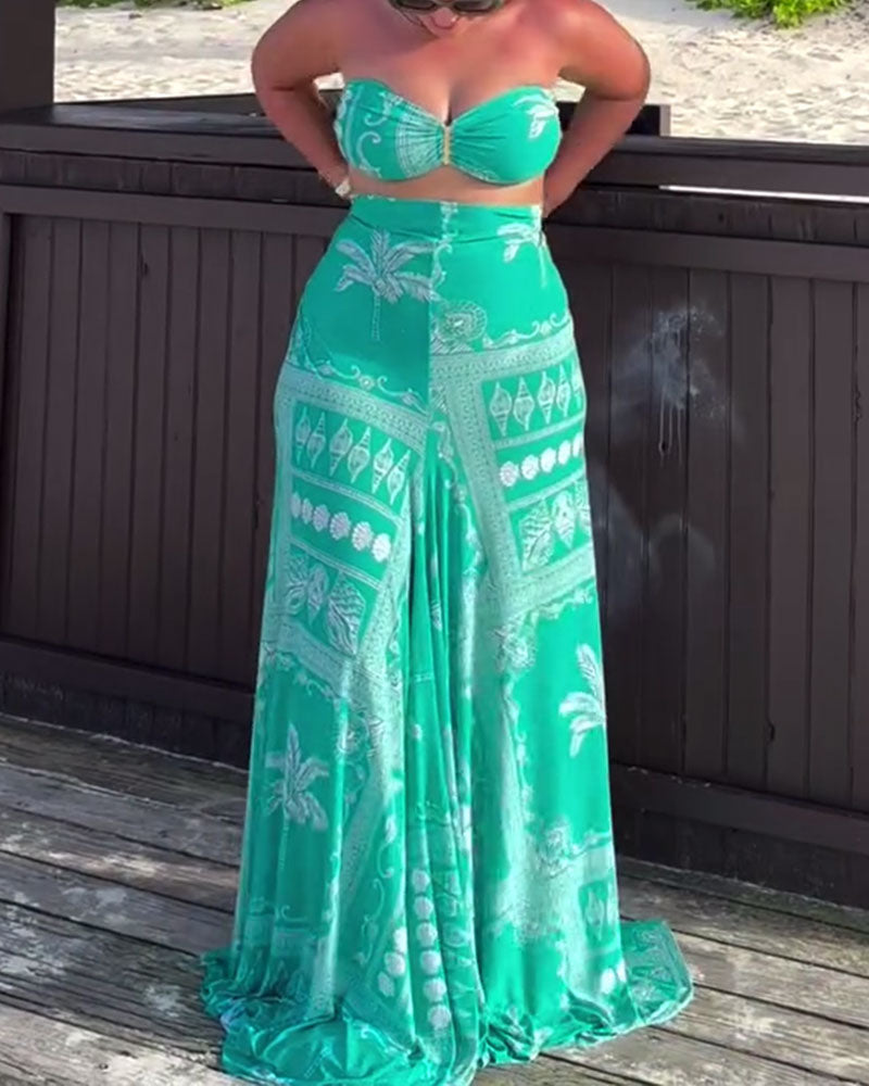 Персонализиран и елегантен бански костюм, обгръщащ гърдите, с принт