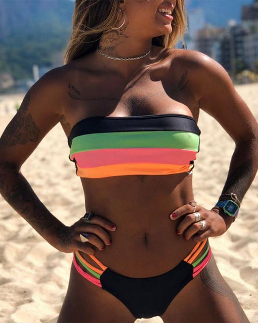 Секси Бикини с Цветни Плочки