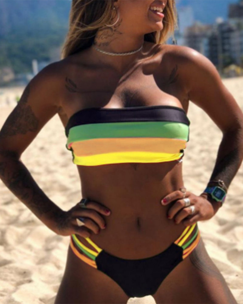 Секси Бикини с Цветни Плочки