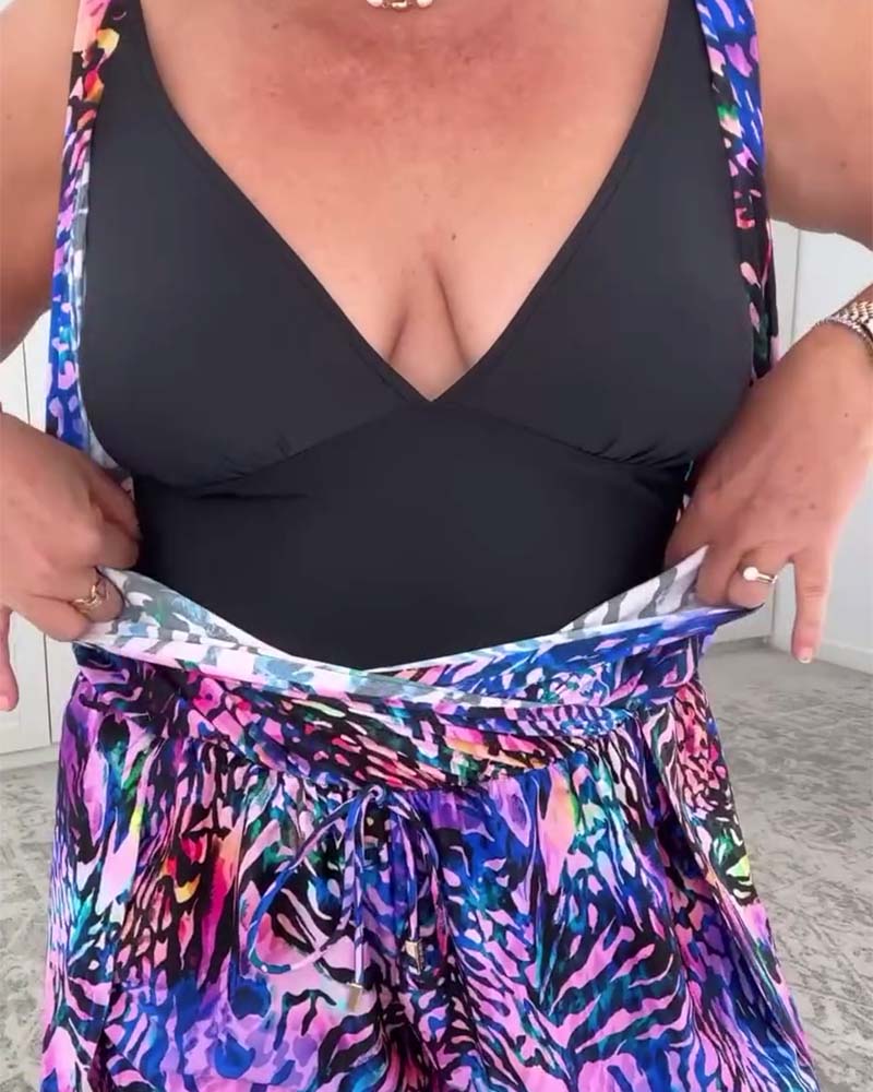 Едноцветен бански с V-образно деколте