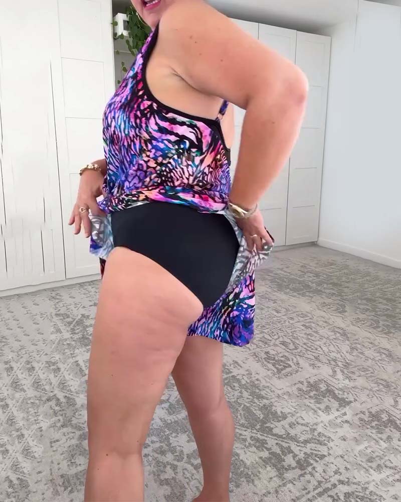 Едноцветен бански с V-образно деколте